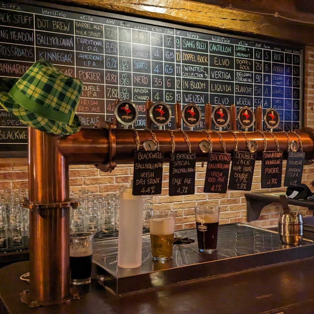 Il bancone di un pub cliente: spine di rame con le nostre birre e la lavagna delle birre alla spina