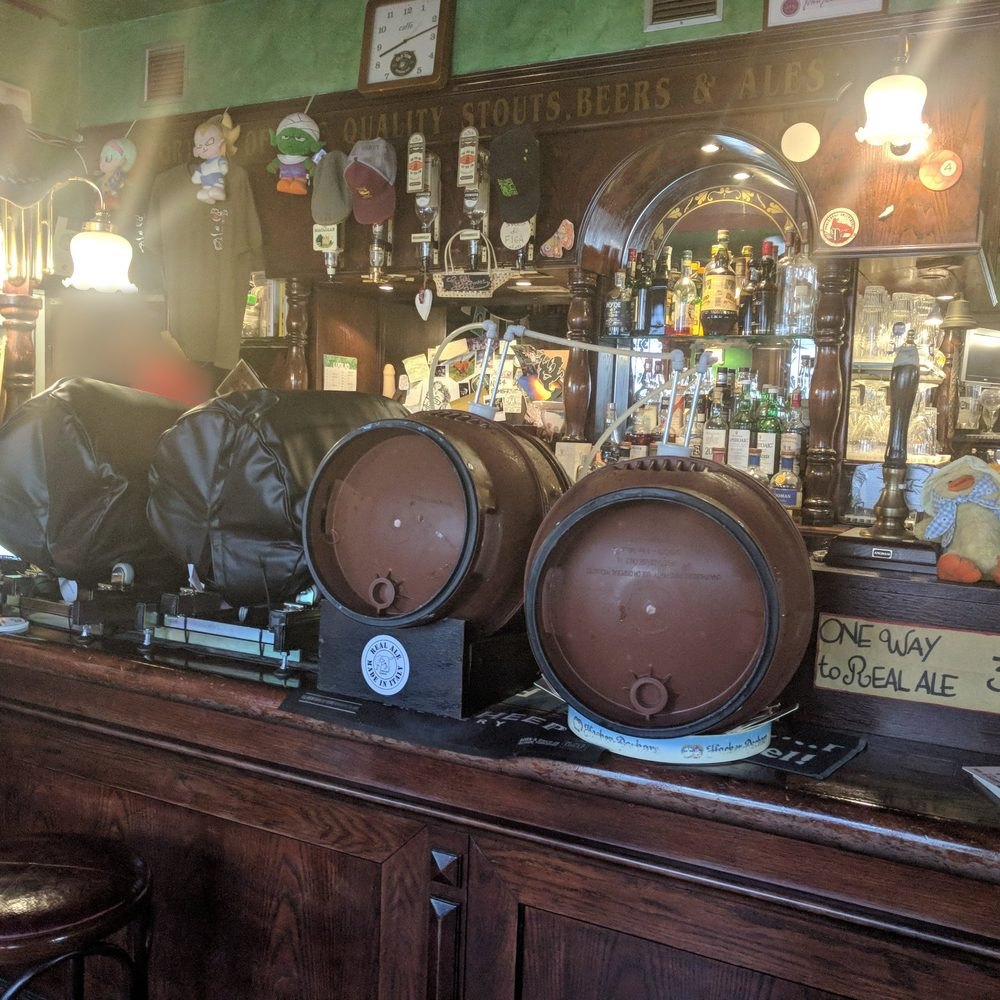Due cask inglesi sul bancone di un pub, con le coperte refrigeranti e la freccia One way to Real Ale