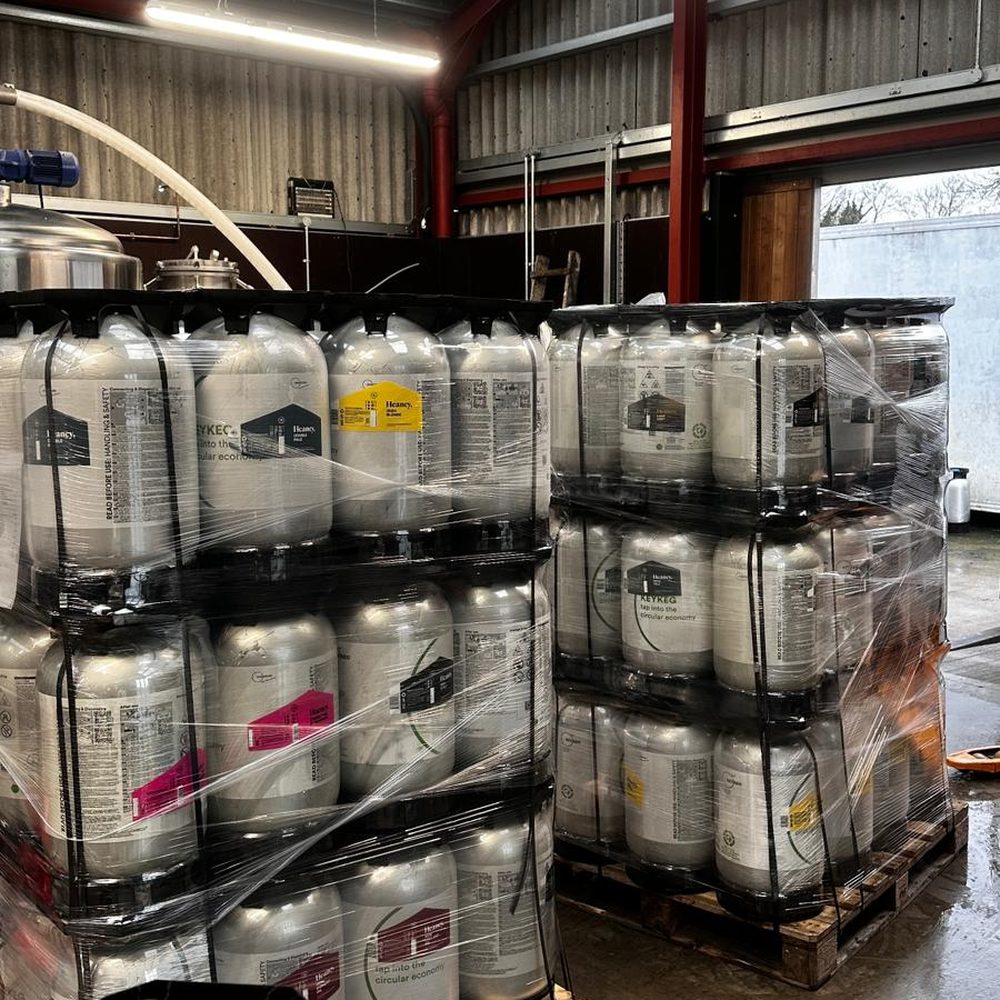 Pallet di fusti keykeg pronti per la spedizione nel magazzino