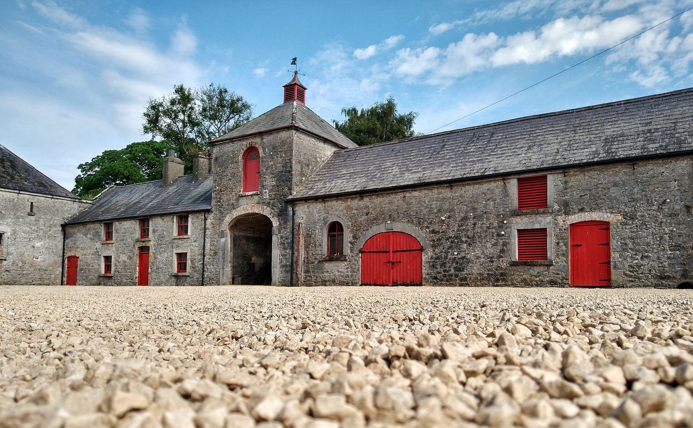 Il cortile in pietra della fattoria Ballykilcavan
