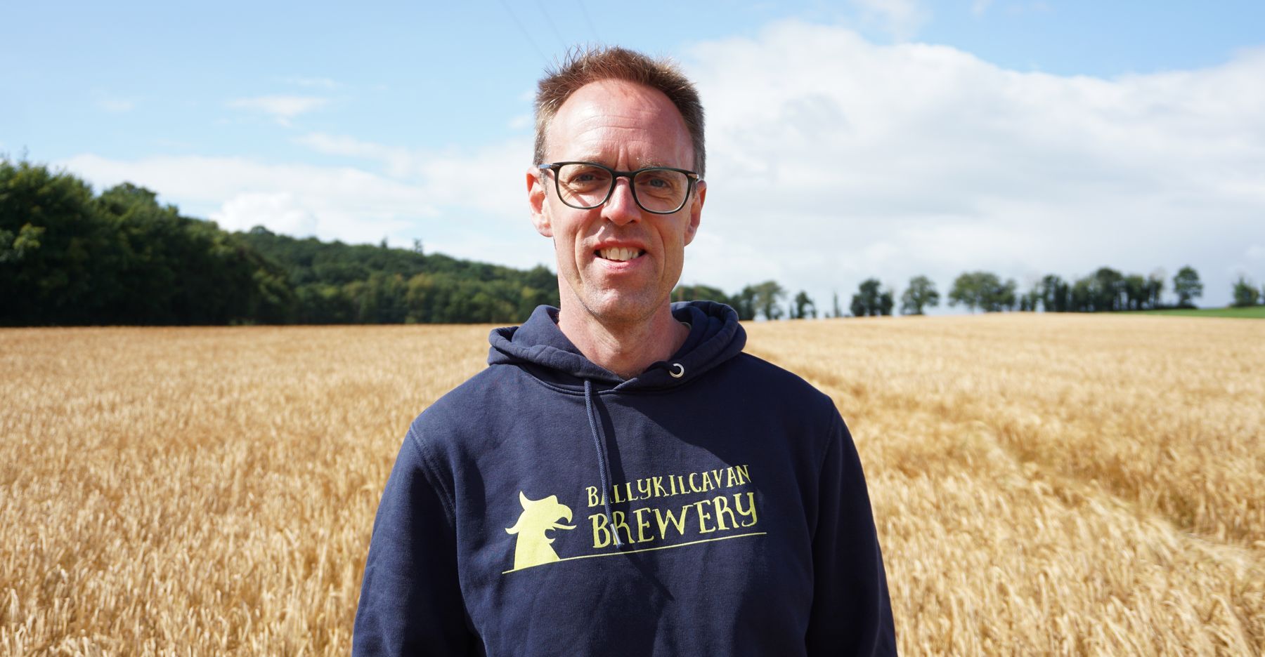 David Walsh-Kemmis in un campo d'orzo maturo a Ballykilcavan