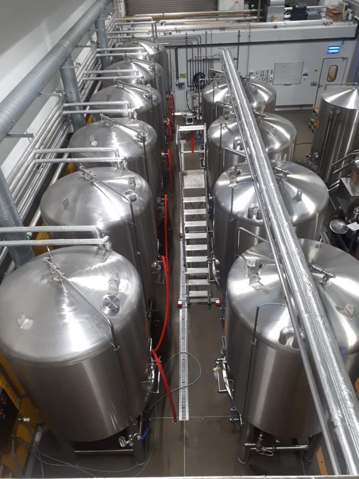 I fermentatori del birrificio Hope Beer visti dall'alto