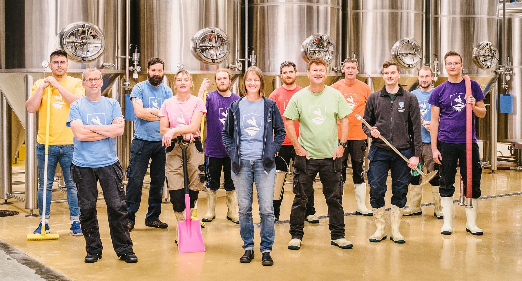 La squadra di Kinnegar in posa davanti ai tini del birrificio di Letterkenny