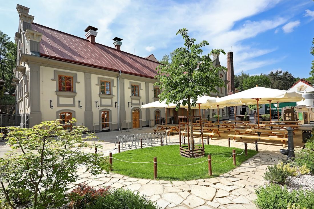 Il birrificio di Únětice con il giardino e la ciminiera
