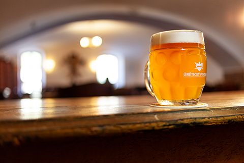 Un boccale di lager Únětické sul bancone della birreria
