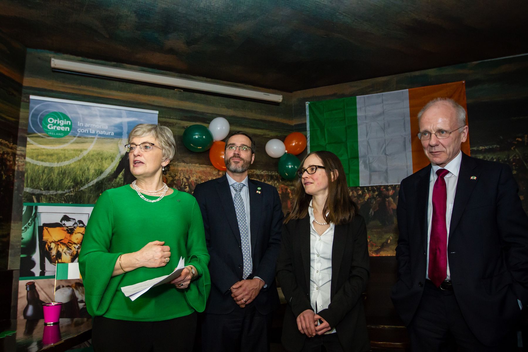 14 marzo 2018, La Belle Alliance, Milano: l'apertura della St. Patrick's Week con la ministra irlandese Katherine Zappone e l'ambasciatore Colm Ó Floinn, insieme al responsabile di Bord Bia a Milano e all'addetta alla comunicazione e agli eventi di Beergate, davanti alla bandiera irlandese