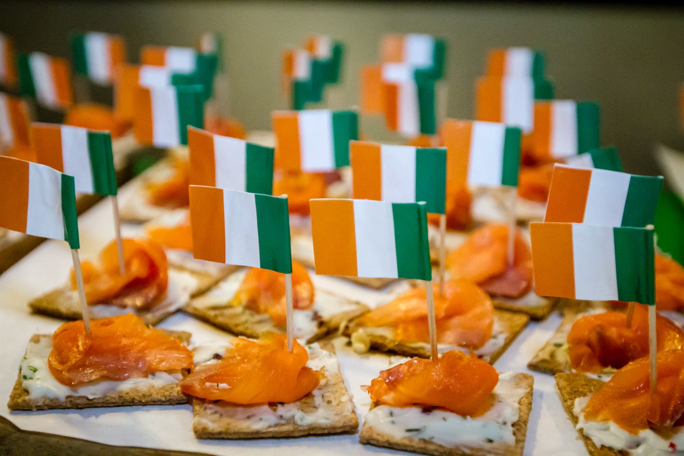 Tartine al salmone con bandierine irlandesi, preparate per l'apertura